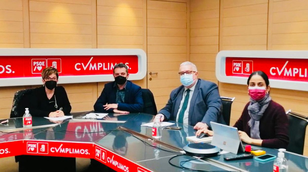 Los Merlo-Usera creen que Sanz es el «promotor principal de la incoación». La AAVA, que él dirige, solicitó el BIC en julio de 2021 y el exministro Uribes pidió a Ayuso dar «satisfacción a la voluntad de la AAVA y del poeta de crear 'La Casa de la Poesía'». La AAVA critica ahora a Iceta. En la foto, una reunión de Sanz [el segundo por la izquierda] con miembros del PSM celebrada en febrero.