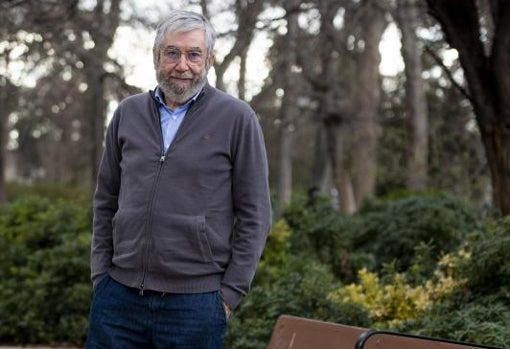 Antonio Muñoz Molina, fotografiado en el Retiro