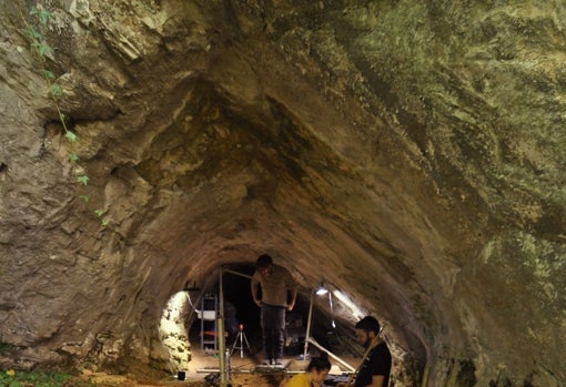 Los trabajos de los arqueólogos en la Cueva de Eirós