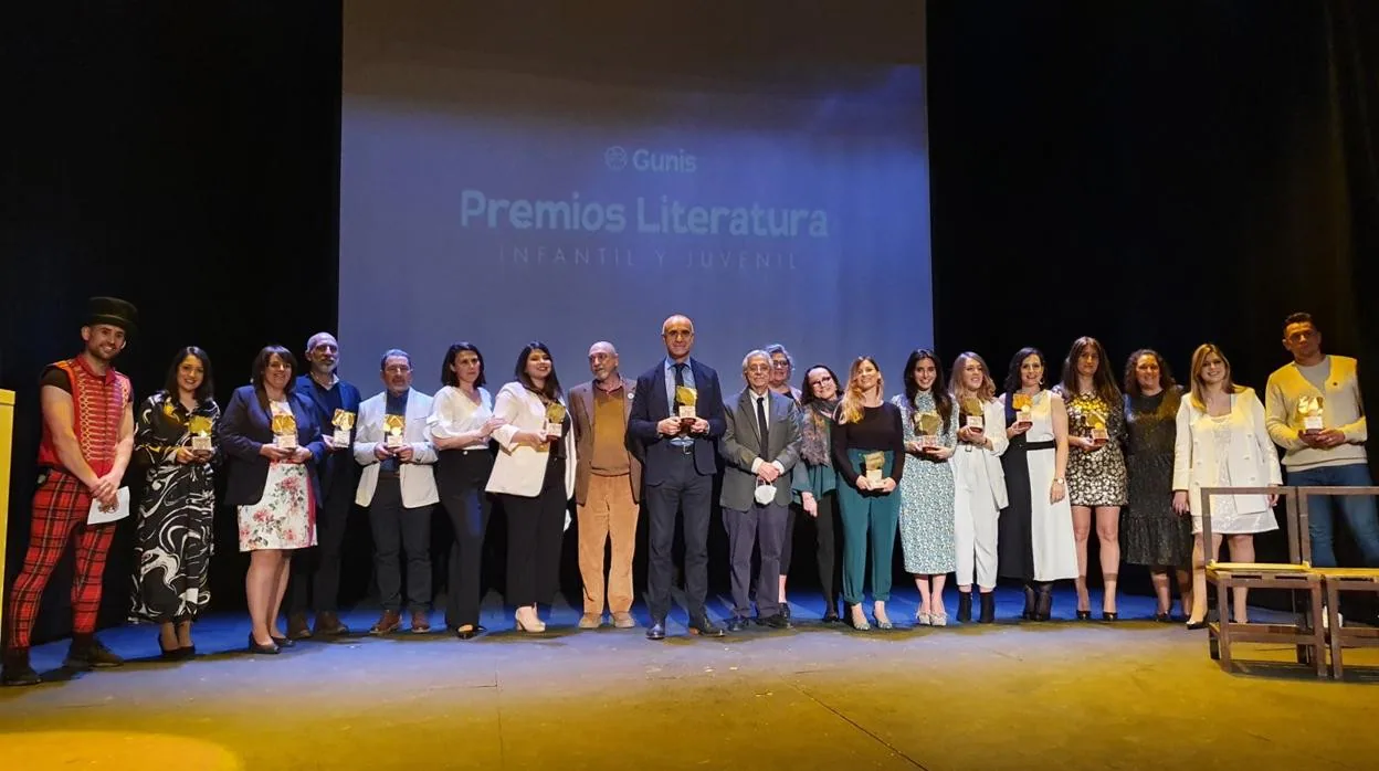 Los galardonados con los I Premios Gunis de Literatura Infantil y Juvenil