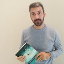 El autor, con el libro en las manos.