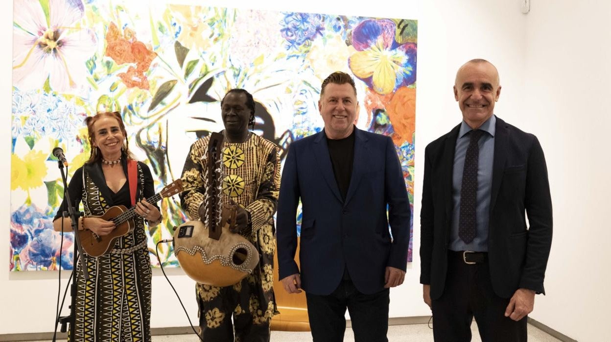 Federico Guzmán, en el centro, junto al alcalde Antonio Muñoz en la inauguración de la muestra