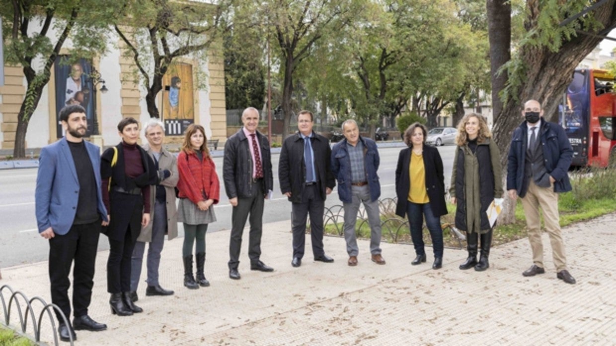 Antonio Muñoz, en el centro, junto a participantes en esta iniciativa cultural