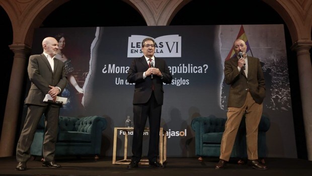 Pérez-Reverte: «No se trata de que salgamos más republicanos o monárquicos, se trata de escuchar»