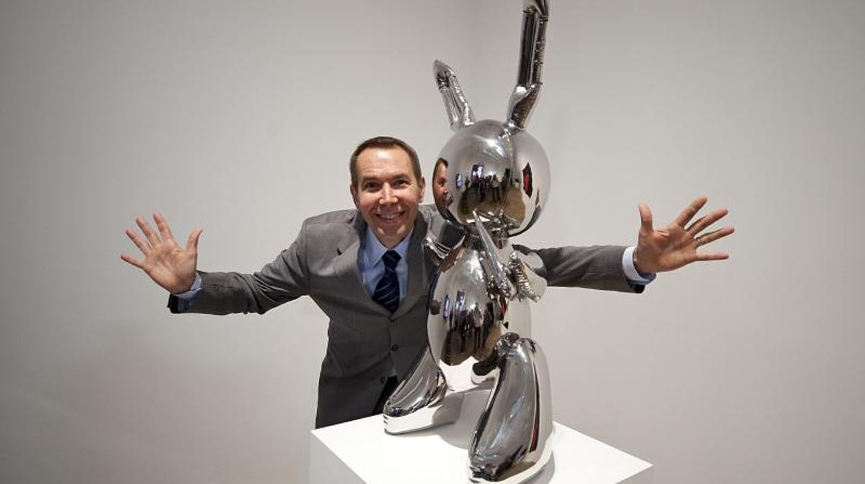 Koons posa con su obra 'Rabbit 1986'