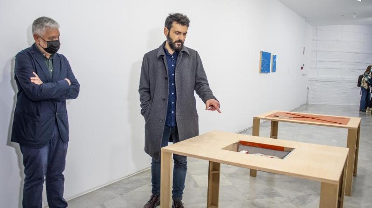 Juan Antonio Álvarez Reyes y Rubén Guerrero, ante algunas maquetas de la exposición