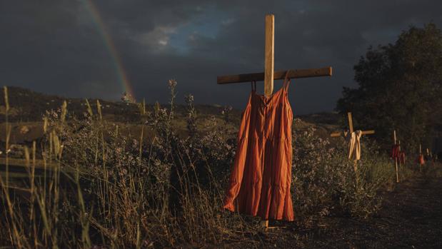 Una imagen de las tumbas de niños indígenas de los internados de Canadá, premio World Press Photo 2022