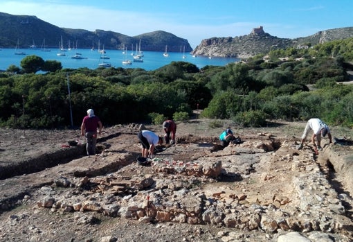 Trabajos de excavación en la zona de la edificación del siglo VII
