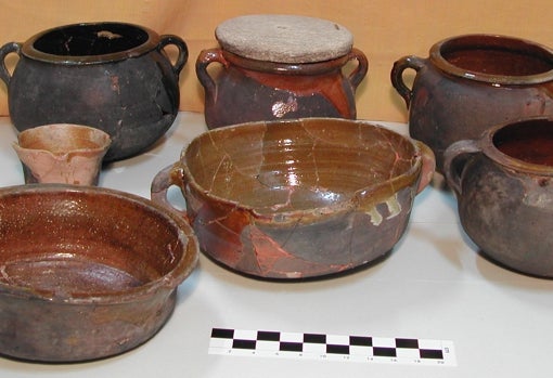 Conjunto de piezas de cerámica y tapadera de piedra utilizadas por los soldados del ejército de Napoleón