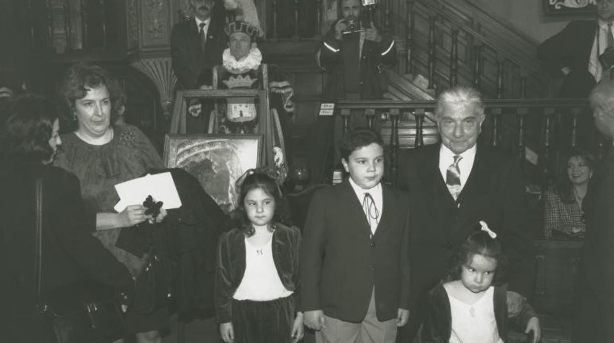 Entrega al escritor paraguayo Augusto Roa Bastos del premio Cervantes. En la imagen, Roa Bastos con su esposa e hijos: Silvia, Francisco y Aliria