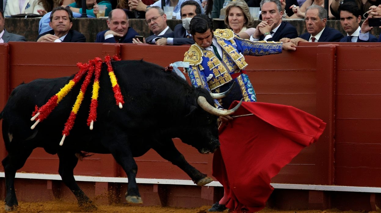 Morante de la Puebla no se amilanó ante las bruscas embestidas del astifino sobrero de Virgen María