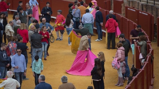 La Maestranza abrirá sus puertas este viernes para que los sevillanos pisen el ruedo y toreen de salón