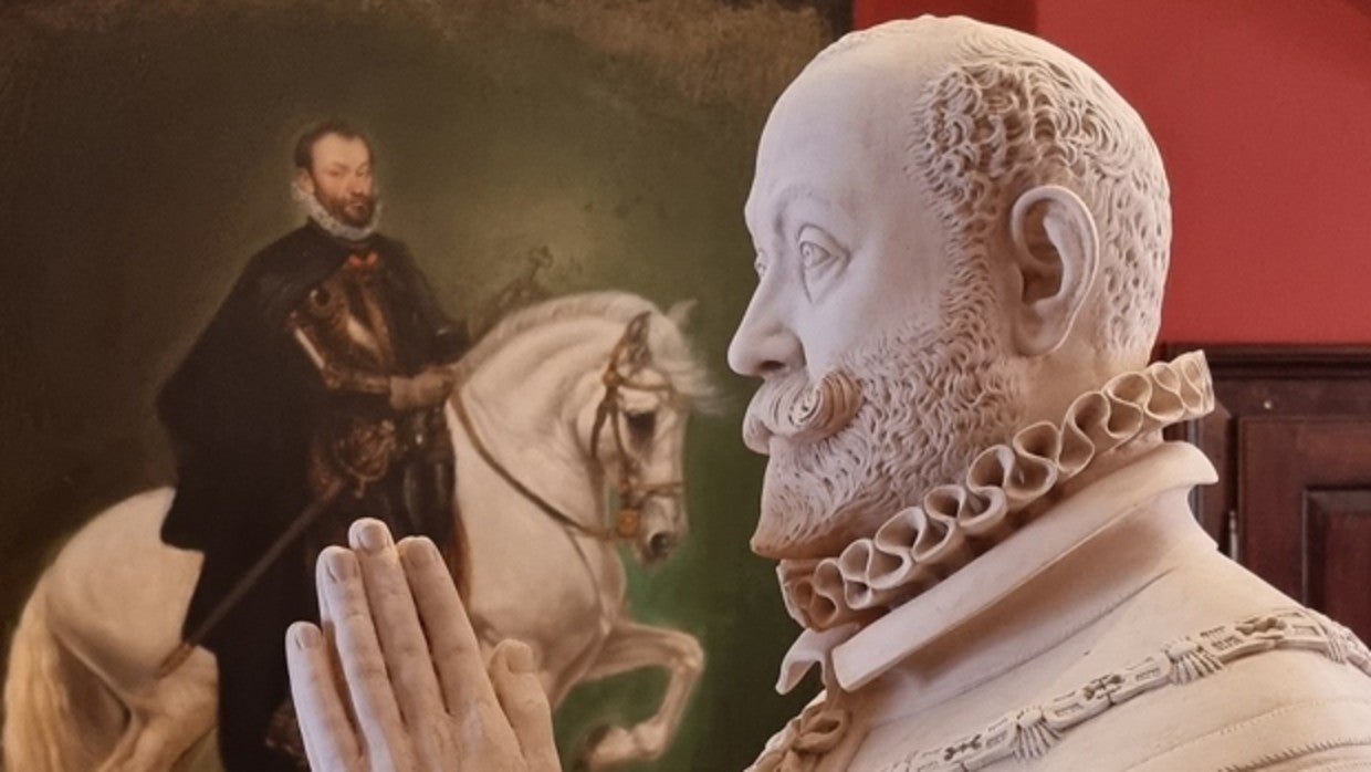 La estatua de Hans Khevenhüller junto a un retrato del embajador imperial en el castillo Hochosterwitz K.Khevenhüller