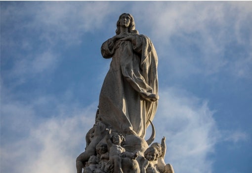 Escultura de la Inmaculada de Coullaut-Valera en la Plaza del Triunfo