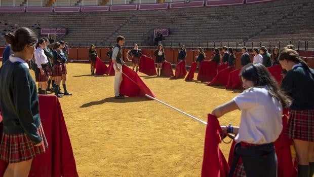 Los escolares aprenden a torear en la jornada de puertas abiertas de la Maestranza