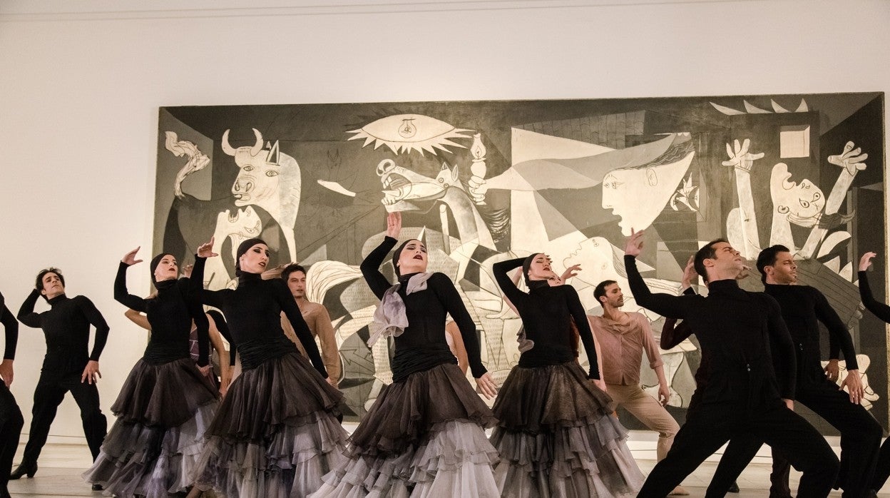 Miembros del Ballet Nacional de España y la Compañía Nacional de Danza bailan ante el 'Guernica'