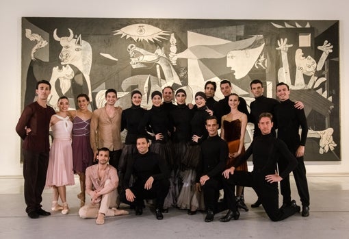 Los integrantes de las dos compañías nacionales de danza, ante la obra de Picasso