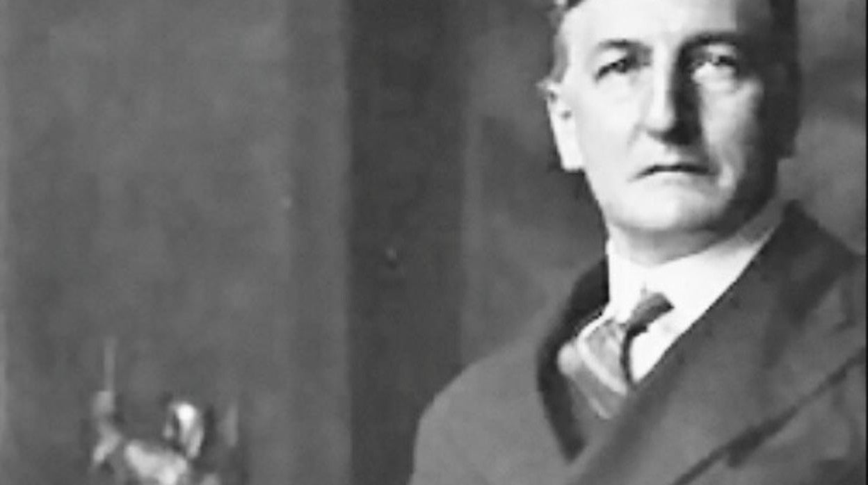 El escritor y político británico A. E. W. Mason