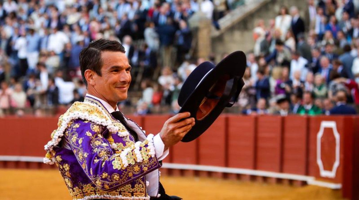 José María Manzanares pasea la oreja del sexto toro