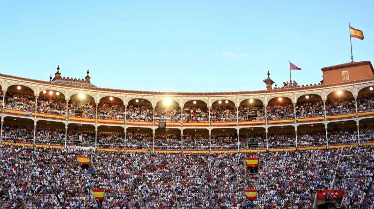 San Isidro, en tarde de lleno