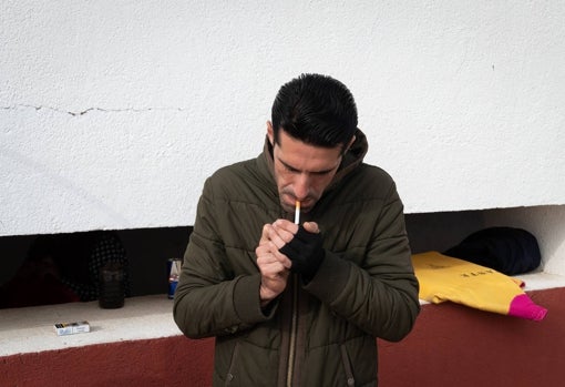 Alejandro Talavante se enciende un pitillo