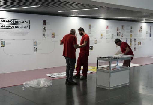 Montaje de la exposición sobre los 40 años del salón