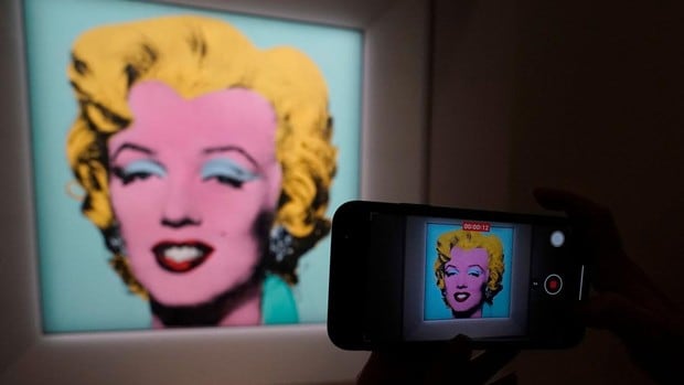 La 'Marilyn' de Warhol deja frío al mercado pese a convertirse en la segunda obra más cara en subasta