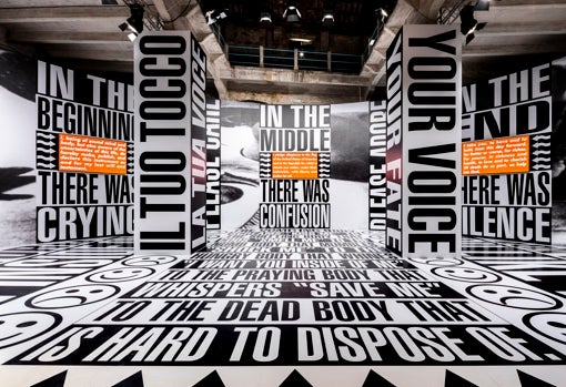 Barbara Kruger en su espacio en el Arsenale