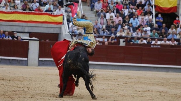 Grave cornada a Ginés Marín