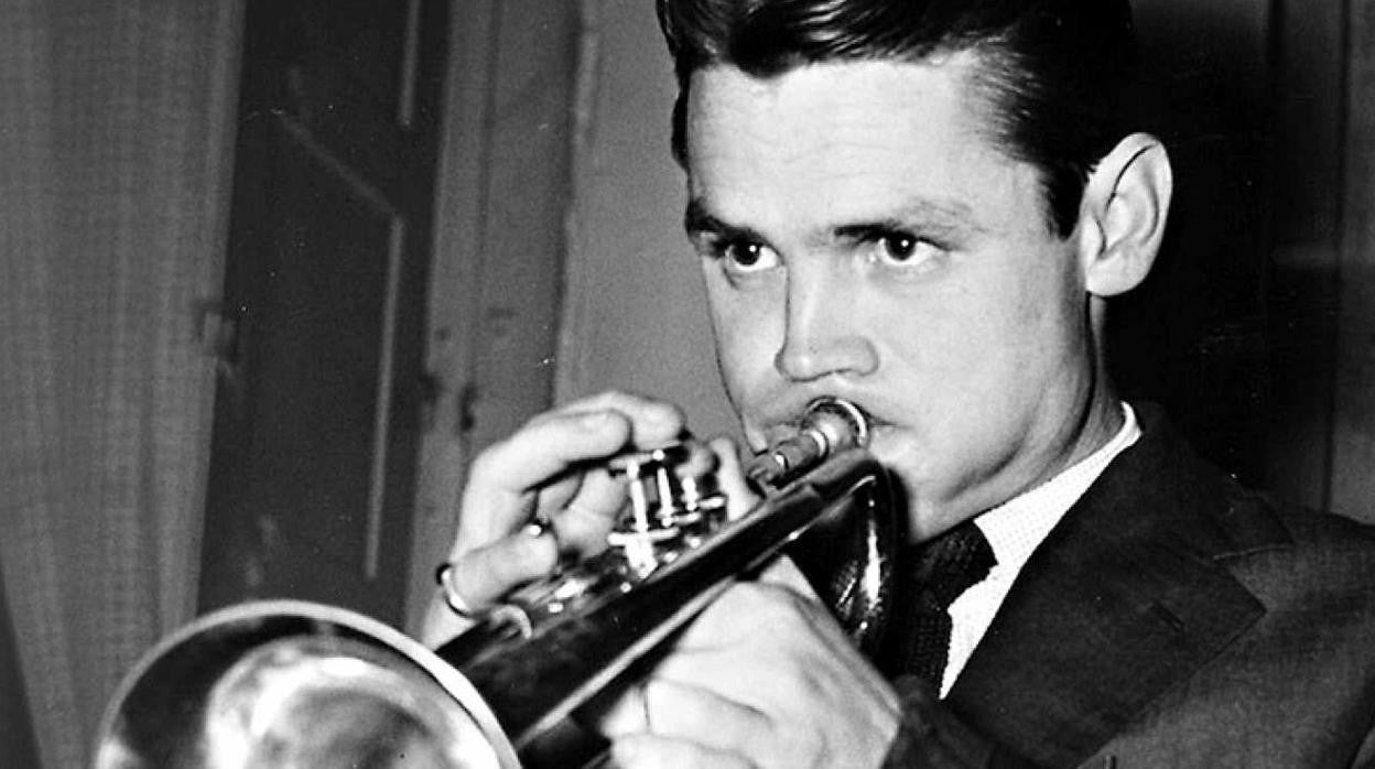 Chet Baker falleció en 1988 a los 58 años al caerse por una ventana en un hotel de Ámsterdam, aunque hay quien sostiene que se suicidó