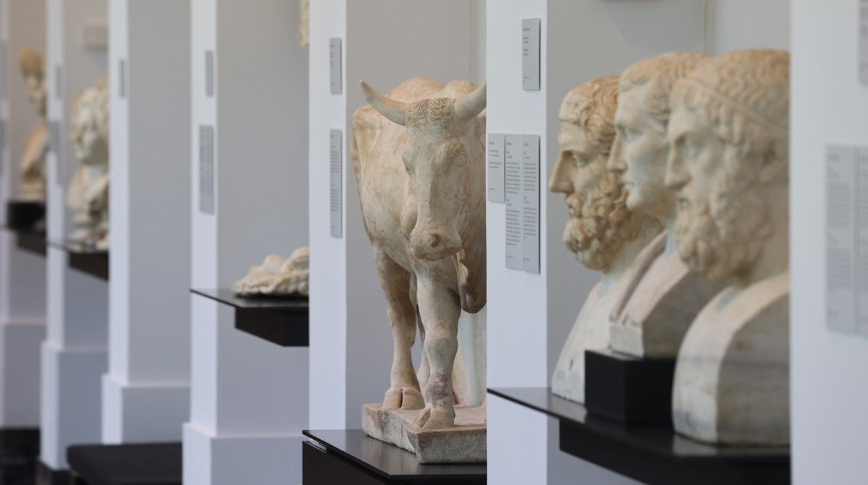 Algunas de las esculturas instaladas en la galería jónica norte del Prado