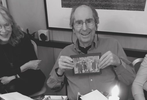 Philip Roth, con su amiga Mia Farrow, en su 85 y último cumpleaños