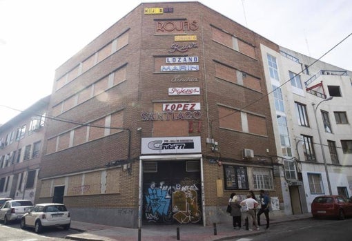 Imagen de un conjunto de rótulos recuperados por la red, situado en la sala de conciertos Gruta 77 de Carabanchel