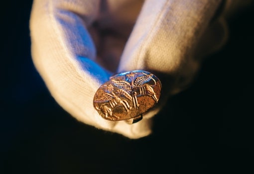 El anillo restituido a Grecia