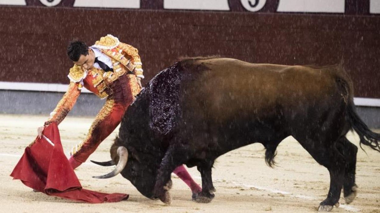 Paco Ureña, en un derechazo despatarrado