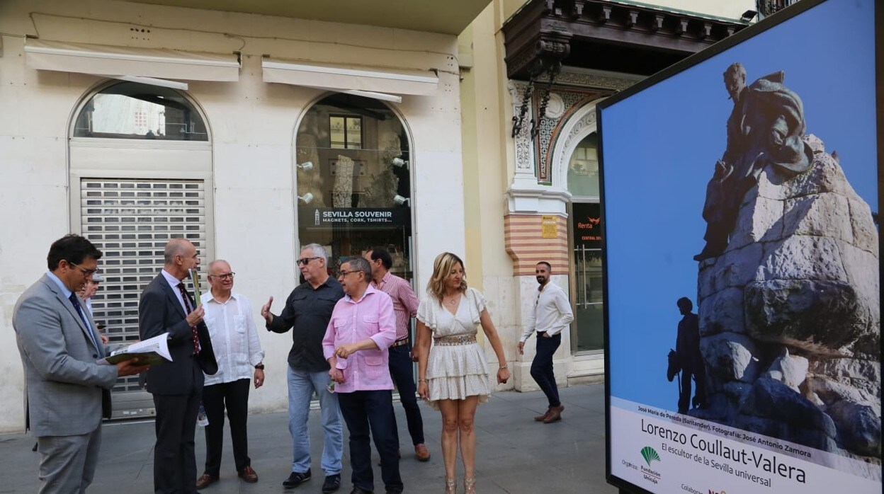 Antonio Muñoz visitando la exposición de mupis de Collaut-Valera en la Avenida de la Constitución