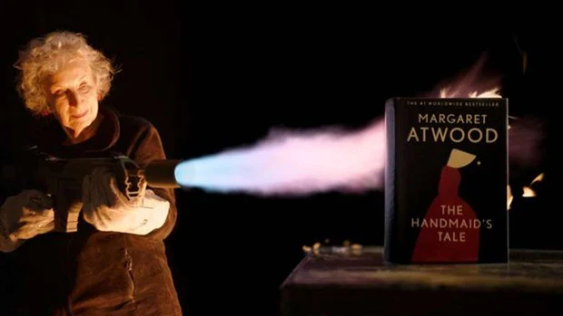 Margaret Atwood responde a la prohibición de libros con una edición resistente al fuego de 'El cuento de la criada'