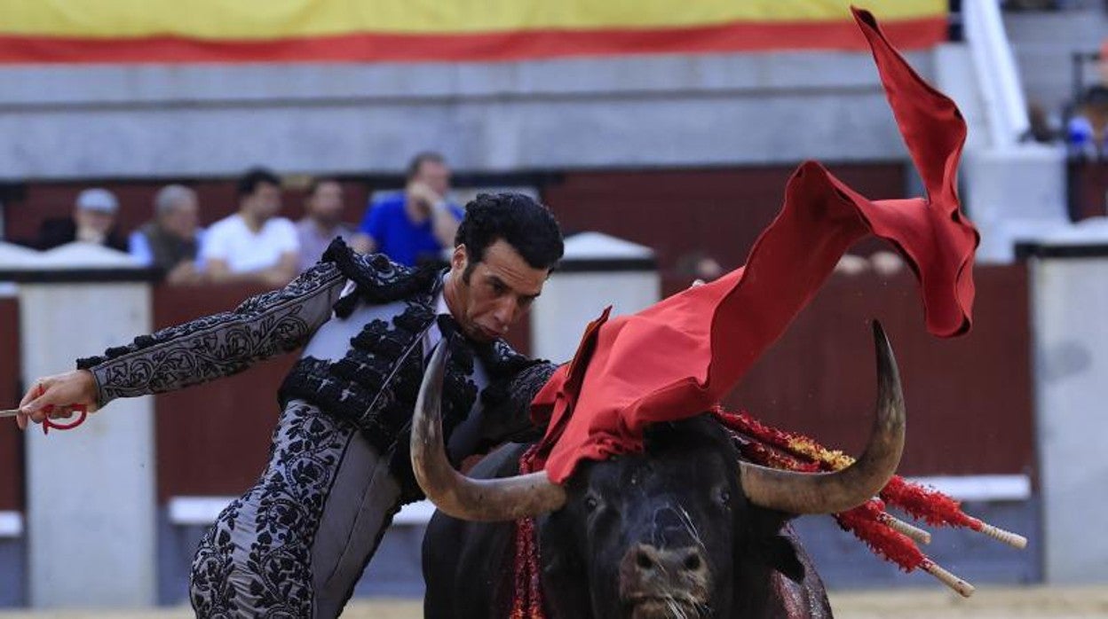 Morenito de Aranda, en un pase de pecho