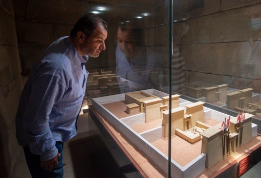 Hisham El-Leithy contempla en el interior una maqueta del templo de Debod