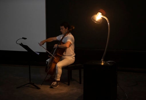 Imagen del violonchelista interpretando una composición original de J. M. Artero, un preludio a la película