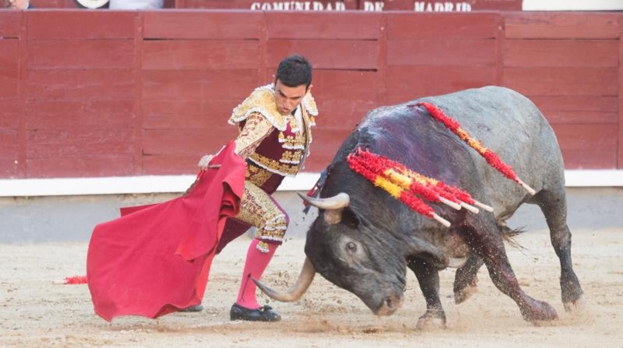 Sergio Serrano, con el segundo toro de Victorino