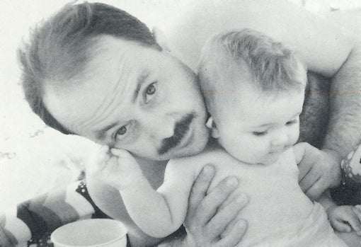 Alfonso Albacete en una escena familiar de época