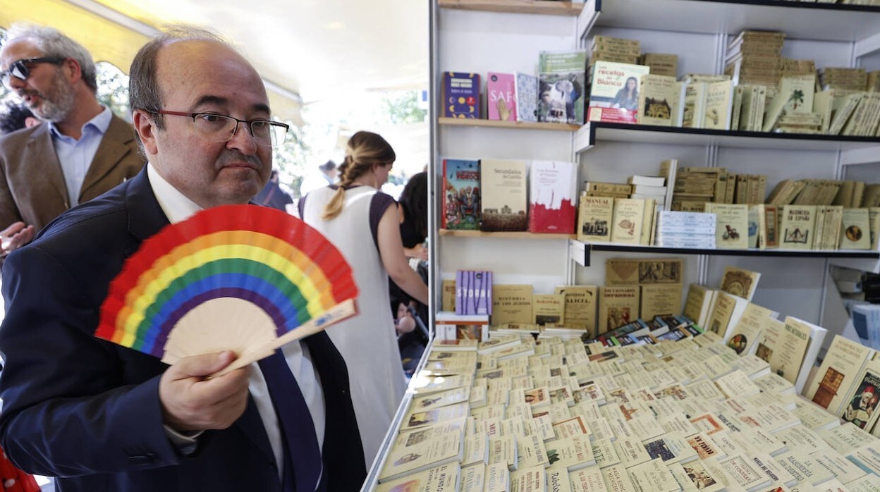 Miquel Iceta, durante su visita a la Feria del Libro de Madrid