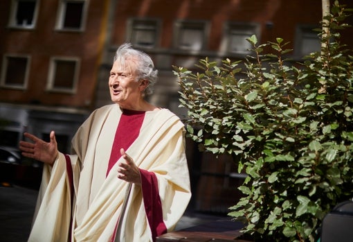 El autor Emilio del Río, conversando en una calle de Madrid