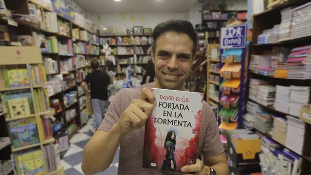 David B. Gil: «Libreros y editoriales tienen la necesidad de etiquetarte, pero como creador debes ser libre»