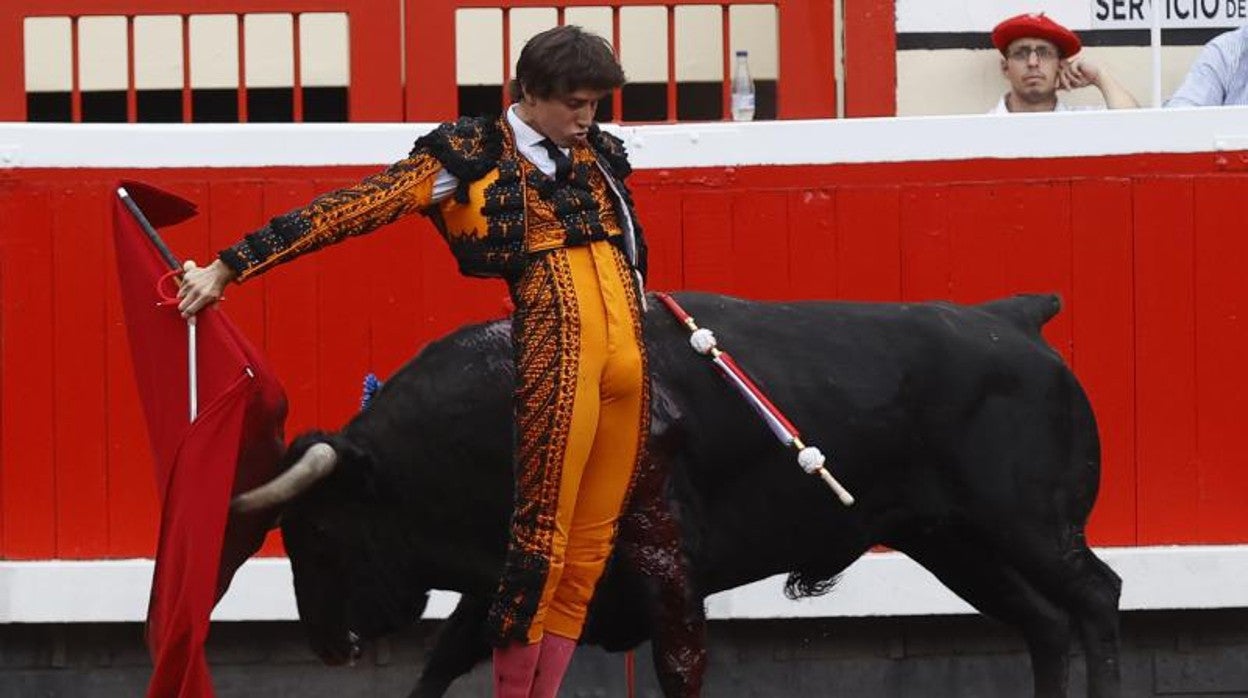 Roca Rey, en una pase por la espalda