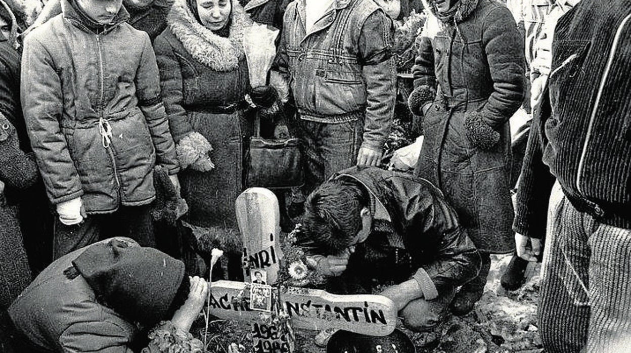 Rumanos lloran a víctimas de la represión durante la revolución contra el régimen comunista