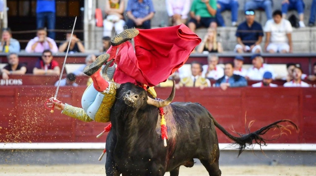Isaac Fonseca, cogido en el tercer novillo