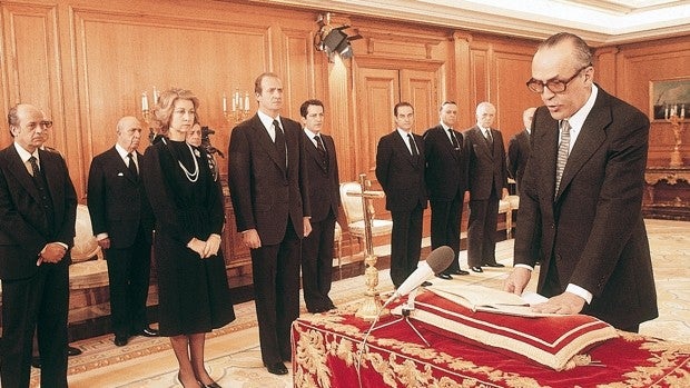 «Felipe, no me seas chulo / hay que irse de la OTAN»: salen a la luz las poesías de Leopoldo Calvo-Sotelo