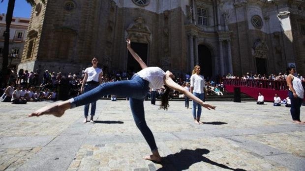 La Danza internacional llena las calles de Cádiz en la XX edición del Festival